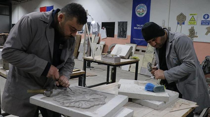 Kayseri'de baba-oğul 119 yıllık Sion Yetimhanesi'nin bahçesinde taşa şekil veriyor!