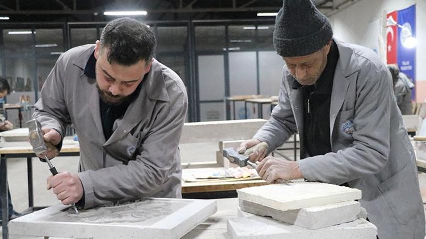 Kayseri'de baba-oğul 119 yıllık Sion Yetimhanesi'nin bahçesinde taşa şekil veriyor!