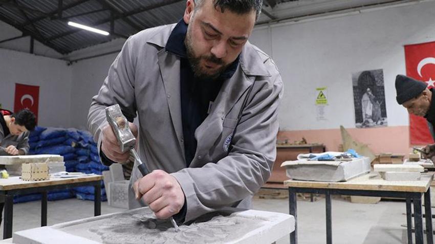 Kayseri'de baba-oğul 119 yıllık Sion Yetimhanesi'nin bahçesinde taşa şekil veriyor!