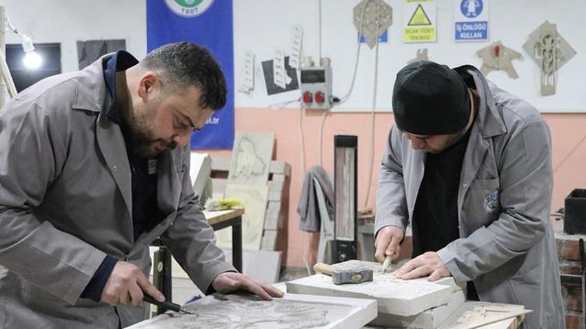 Kayseri'de baba-oğul 119 yıllık Sion Yetimhanesi'nin bahçesinde taşa şekil veriyor!