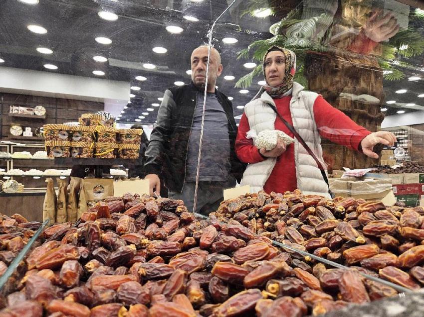 Ramazan'ın vazgeçilmezi hurmaya yoğun ilgi: Kilosu 90 TL'den başlayıp 600 TL'ye kadar çıkıyor