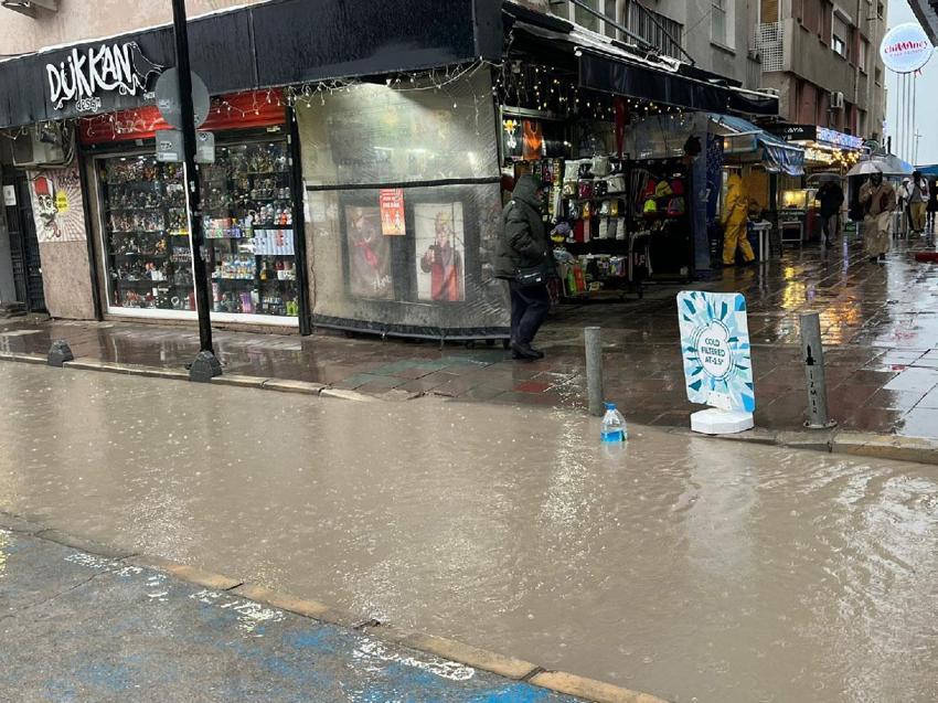 Sağanak yağış İzmir’de 'Venedik'i andıran manzaralar oluşturdu