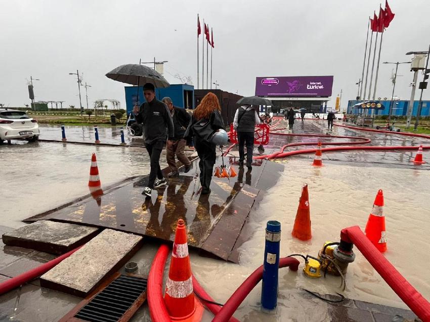 Sağanak yağış İzmir’de 'Venedik'i andıran manzaralar oluşturdu