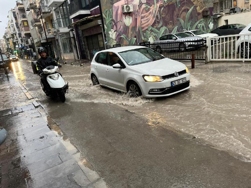 Sağanak yağış İzmir’de 'Venedik'i andıran manzaralar oluşturdu