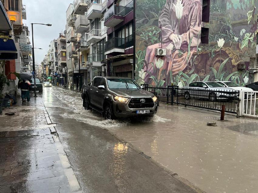 Sağanak yağış İzmir’de 'Venedik'i andıran manzaralar oluşturdu
