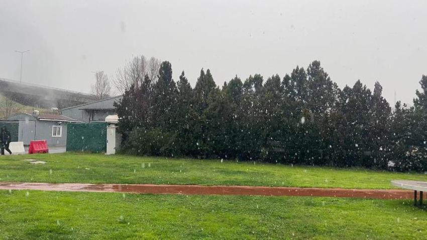 İstanbul'da kar yağışı başladı! Meteoroloji saat verdi: Kuvvetli sağanak ve fırtına geliyor: İşte bölge bölge son dakika hava durumu