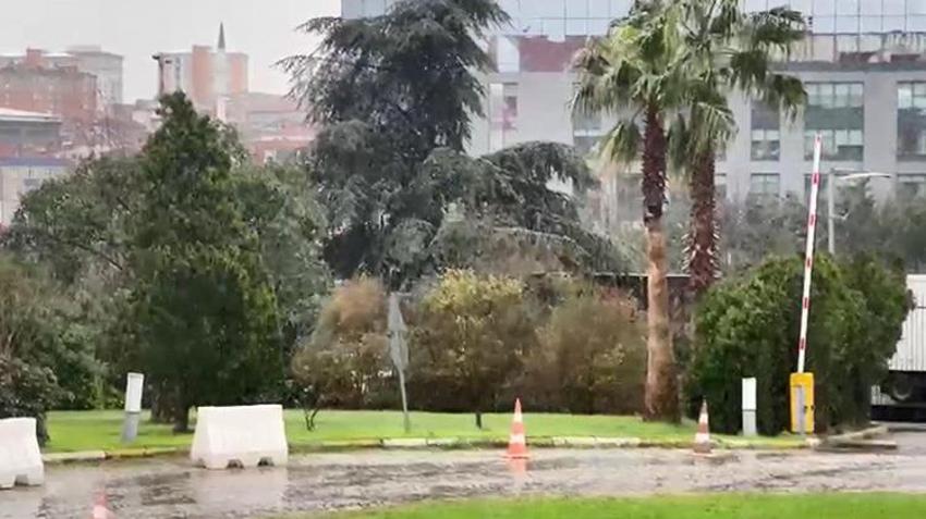 İstanbul'da kar yağışı başladı! Meteoroloji saat verdi: Kuvvetli sağanak ve fırtına geliyor: İşte bölge bölge son dakika hava durumu