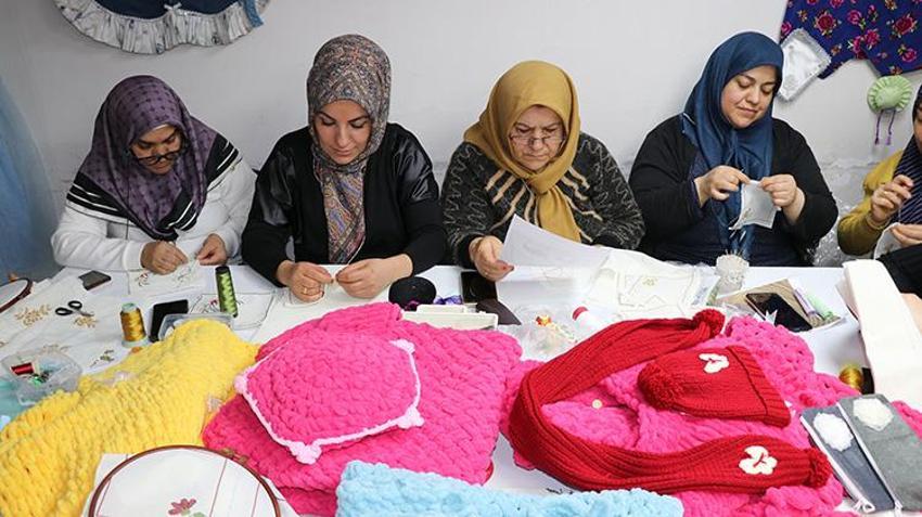 Eski kotlar çantaya, perdeler berelere dönüşüyor! Gaziantep’te kadınlar el ele verdi, atık kumaşları kıyafete dönüştürüp çocuklara dağıtıyorlar