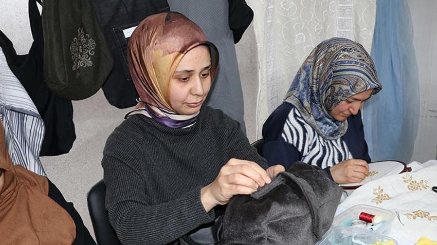 Eski kotlar çantaya, perdeler berelere dönüşüyor! Gaziantep’te kadınlar el ele verdi, atık kumaşları kıyafete dönüştürüp çocuklara dağıtıyorlar