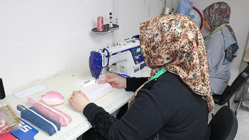 Eski kotlar çantaya, perdeler berelere dönüşüyor! Gaziantep’te kadınlar el ele verdi, atık kumaşları kıyafete dönüştürüp çocuklara dağıtıyorlar