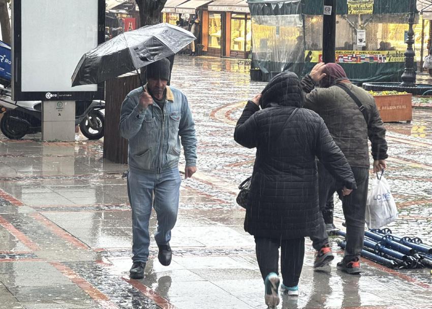 Kar yağışı ve sağanaklar geri dönüyor! Meteoroloji 35 ili ani sel, su baskını gibi olumsuzluklara karşı uyardı