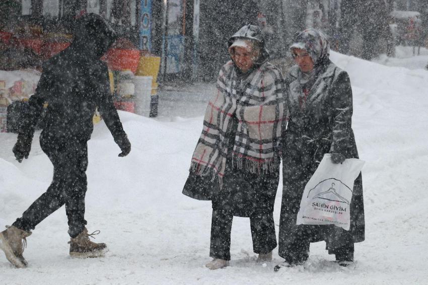 Kar yağışı ve sağanaklar geri dönüyor! Meteoroloji 35 ili ani sel, su baskını gibi olumsuzluklara karşı uyardı