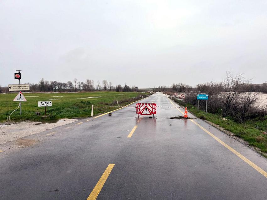 Edirne için kırmızı alarm verildi; Nehirlerin debisi arttı Sarayiçi'ni su bastı