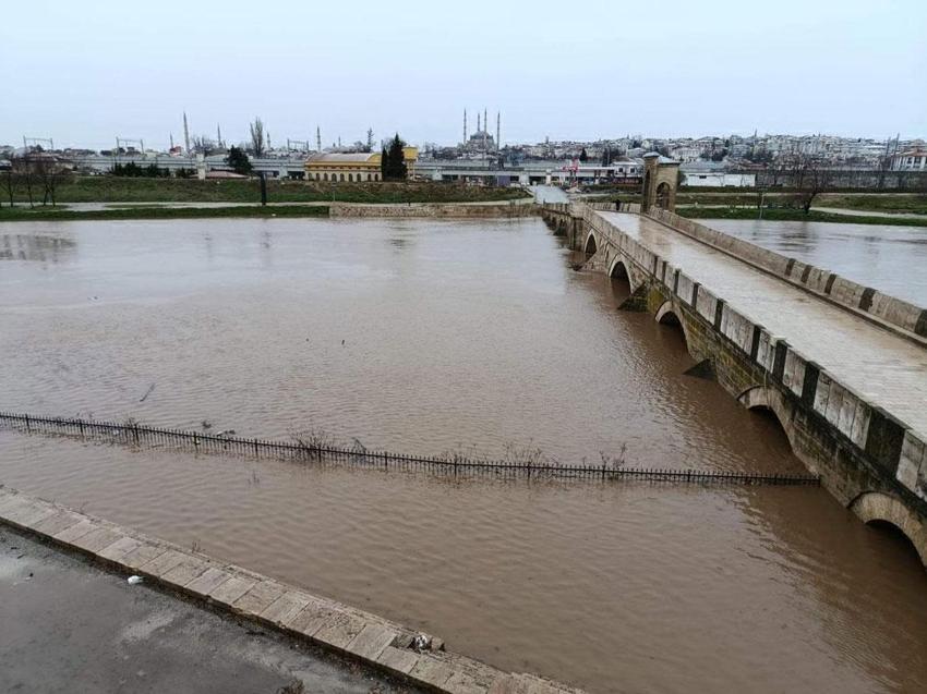 Edirne için kırmızı alarm verildi; Nehirlerin debisi arttı Sarayiçi'ni su bastı
