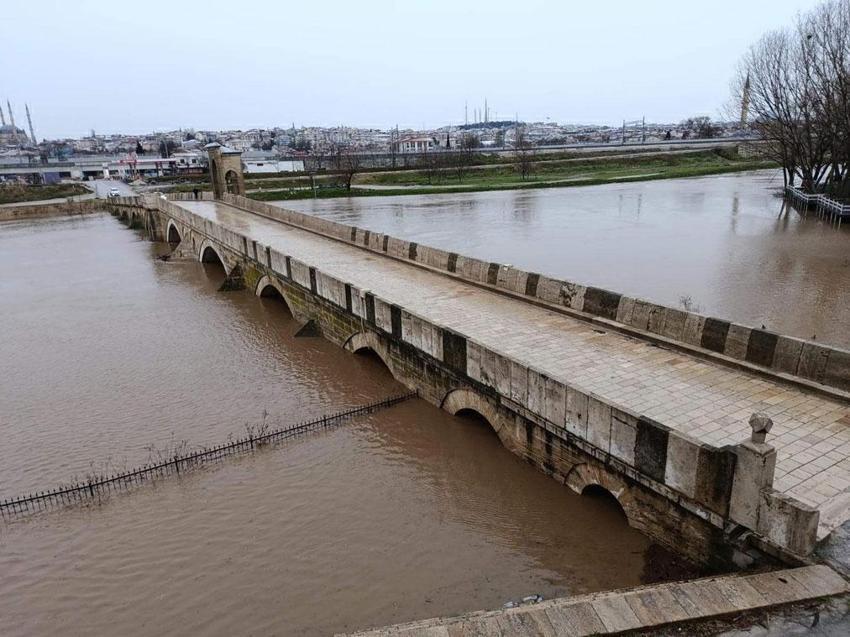 Edirne için kırmızı alarm verildi; Nehirlerin debisi arttı Sarayiçi'ni su bastı