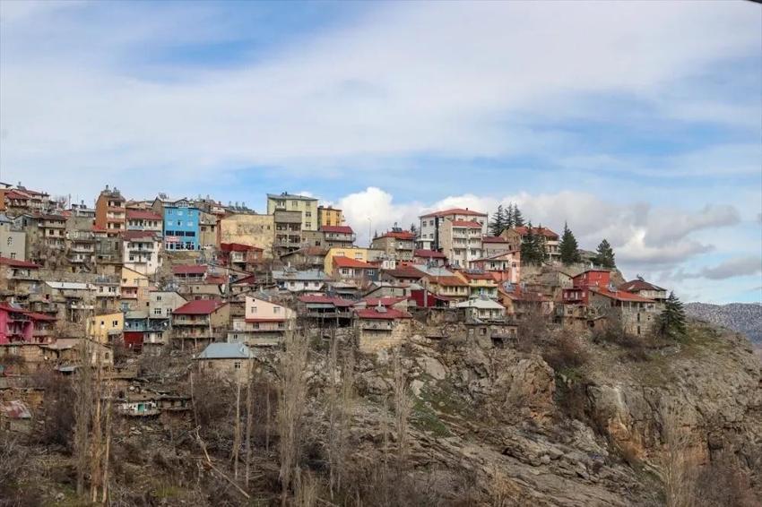 Türkiye'nin en yaşlı ilçesi en stratejik noktada! Yüzde 70'i 60 yaş üstü: Belediye yardım ediyor