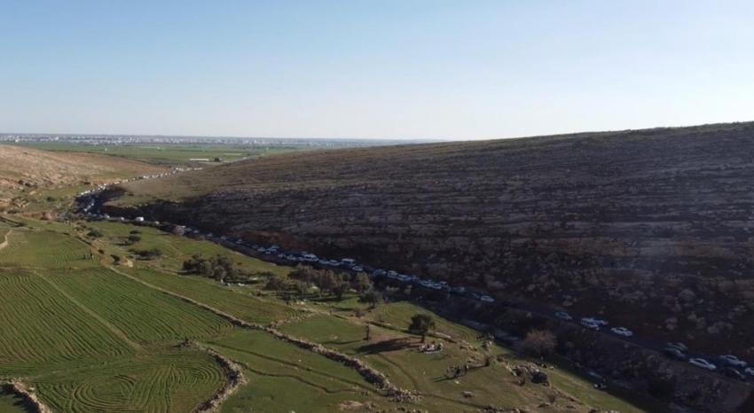 Mardin'de kilometrelerce kuyruk oluşuyor: Ziyaretçi akını var!