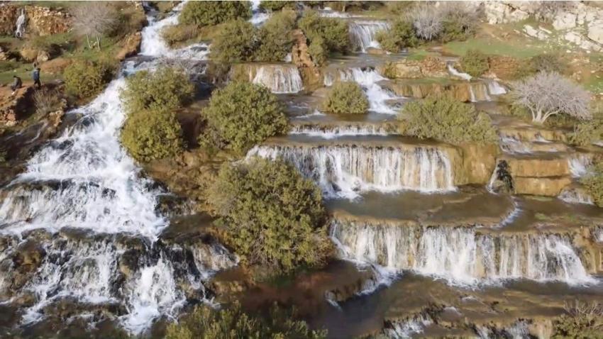 Mardin'de kilometrelerce kuyruk oluşuyor: Ziyaretçi akını var!