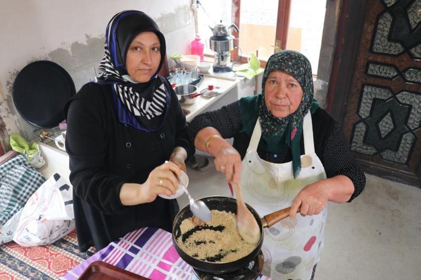 Unutulmaya yüz tutmuştu! Sivaslı anne-kız o lezzeti yaşatmaya devam ediyor