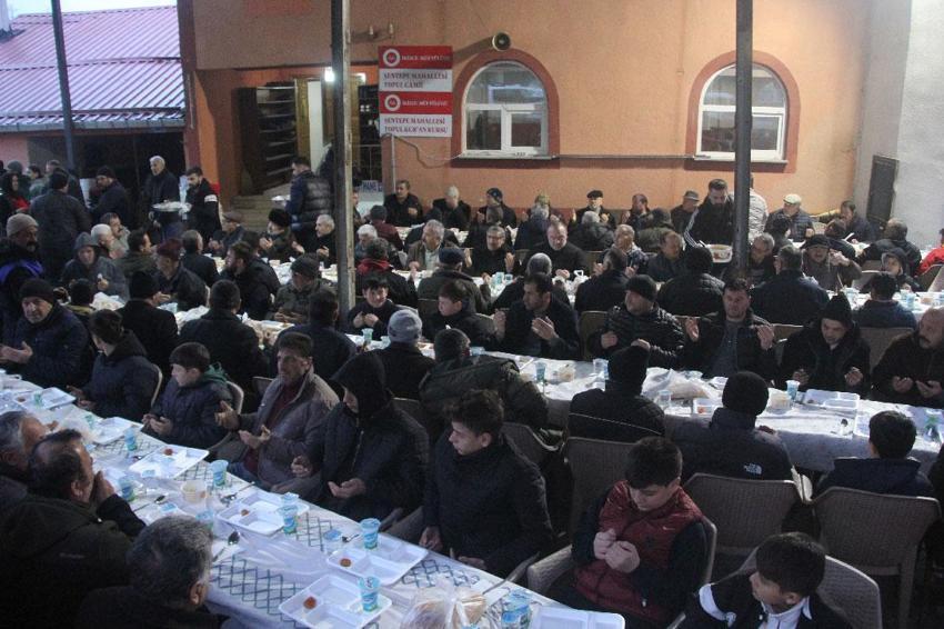 Türkiye'de eşi ve benzeri bulunmayan Karadeniz fıkrası gibi mahalle: Komşular bir adımla il değiştirip, bir dakika farkla iftar açıyor