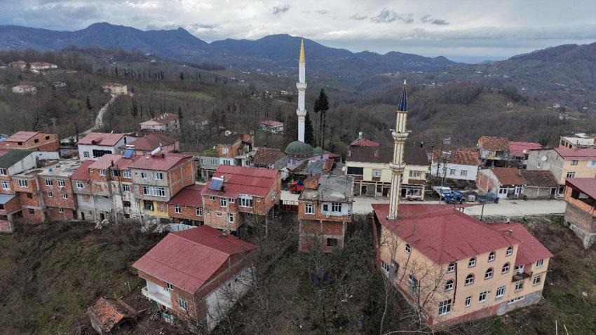 Türkiye'de eşi ve benzeri bulunmayan Karadeniz fıkrası gibi mahalle: Komşular bir adımla il değiştirip, bir dakika farkla iftar açıyor