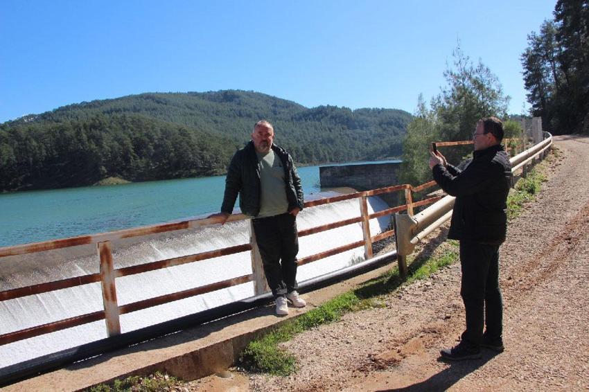 Kumluca'daki Alakır Barajı 3 yıl aradan sonra doldu taştı, üretici bayram etti