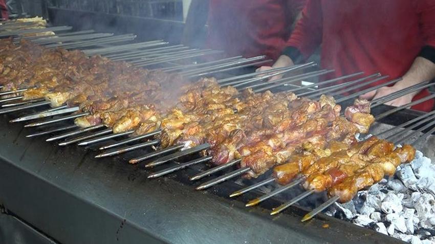 Adana’da ilk iftarda kebapçı akını! Masalar doldu taştı