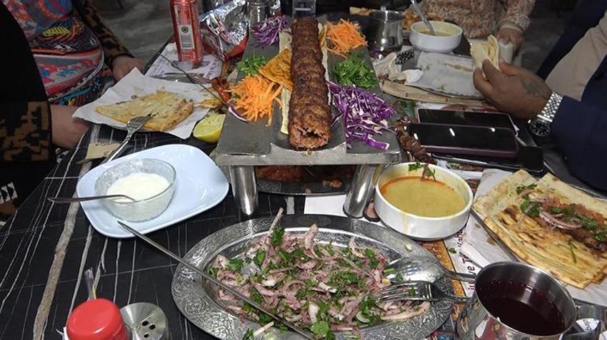 Adana’da ilk iftarda kebapçı akını! Masalar doldu taştı