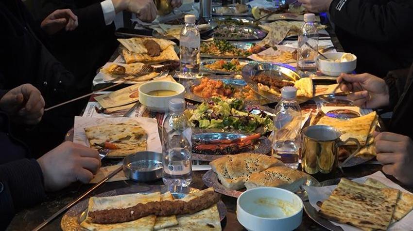 Adana’da ilk iftarda kebapçı akını! Masalar doldu taştı