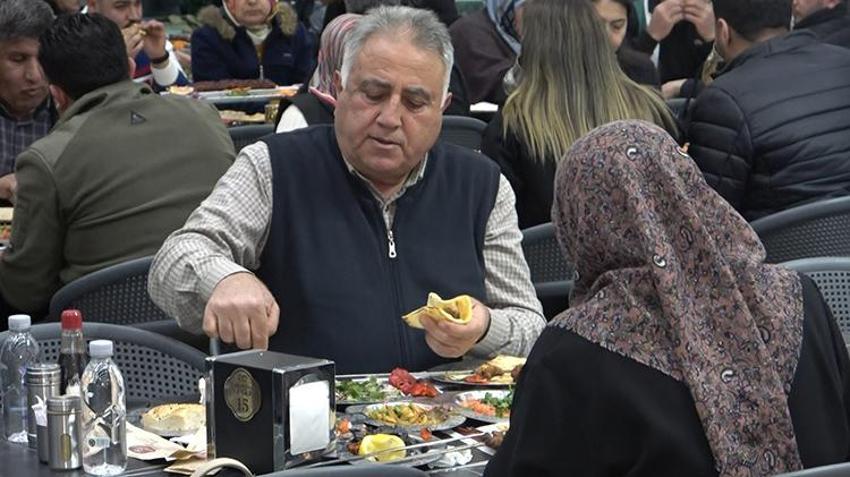 Adana’da ilk iftarda kebapçı akını! Masalar doldu taştı