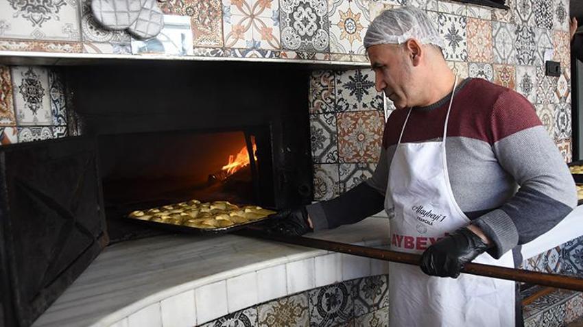 Rum fırıncı kalfası işsiz kalmamak için başladı! Bursa'da ilk oldu, 93 yıldır devam ediyor
