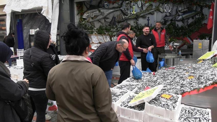 Edirne'de balık fiyatlarında şok düşüş! Fiyatı duyan sıraya girdi