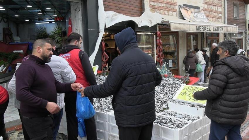 Edirne'de balık fiyatlarında şok düşüş! Fiyatı duyan sıraya girdi