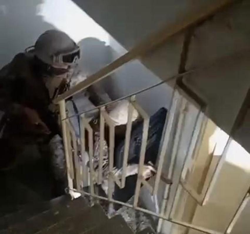 Bursa'da 33 yıl hapis cezası ile aranan binbir surat, Özel Harekat destekli kurye kılığındaki polislerce yakalandı
