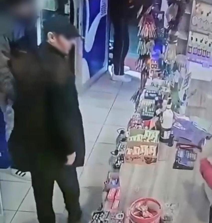 Bursa'da 33 yıl hapis cezası ile aranan binbir surat, Özel Harekat destekli kurye kılığındaki polislerce yakalandı