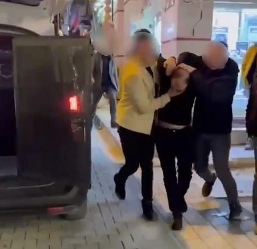 Bursa'da 33 yıl hapis cezası ile aranan binbir surat, Özel Harekat destekli kurye kılığındaki polislerce yakalandı