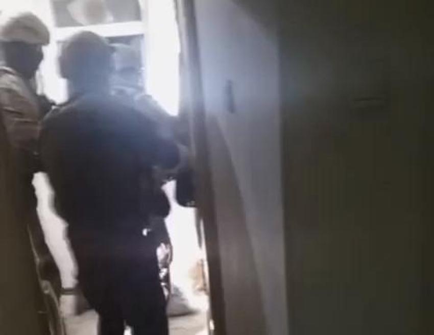 Bursa'da 33 yıl hapis cezası ile aranan binbir surat, Özel Harekat destekli kurye kılığındaki polislerce yakalandı