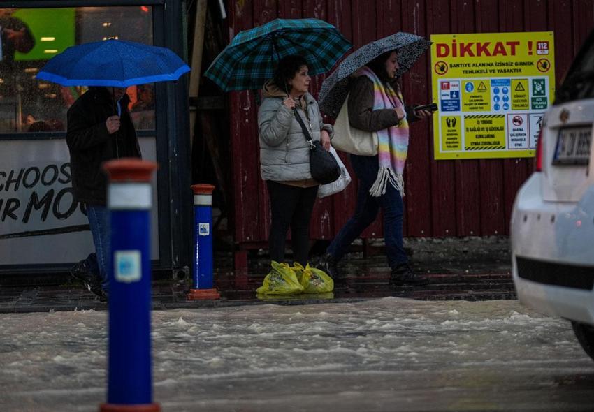 Kar yağışı İstanbul'a geri geliyor! Sıcaklıklar düşüyor, Meteoroloji hafta sonu için uyardı