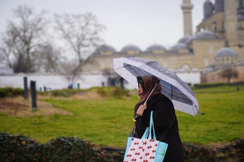 Kar yağışı İstanbul'a geri geliyor! Sıcaklıklar düşüyor, Meteoroloji hafta sonu için uyardı