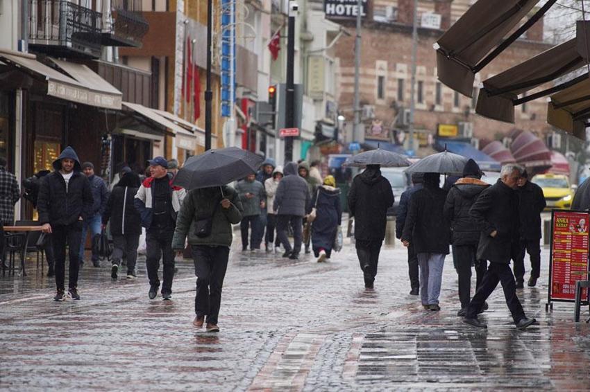 Kar yağışı İstanbul'a geri geliyor! Sıcaklıklar düşüyor, Meteoroloji hafta sonu için uyardı