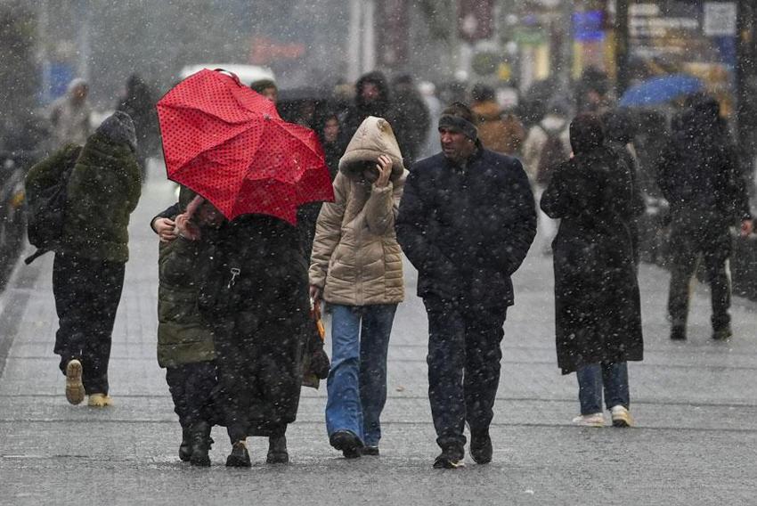Kar yağışı İstanbul'a geri geliyor! Sıcaklıklar düşüyor, Meteoroloji hafta sonu için uyardı