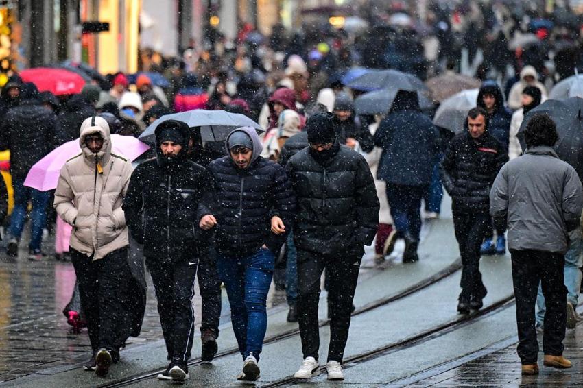 Kar yağışı İstanbul'a geri geliyor! Sıcaklıklar düşüyor, Meteoroloji hafta sonu için uyardı