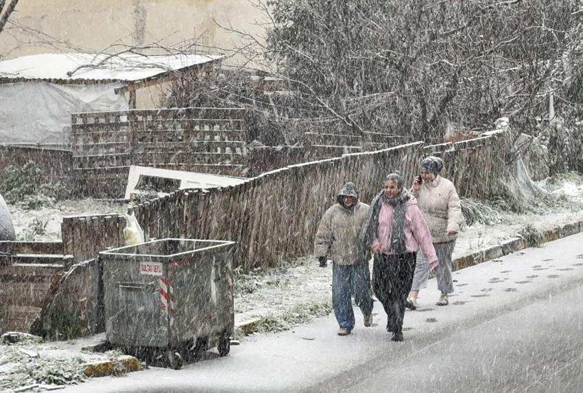 Kar yağışı İstanbul'a geri geliyor! Sıcaklıklar düşüyor, Meteoroloji hafta sonu için uyardı