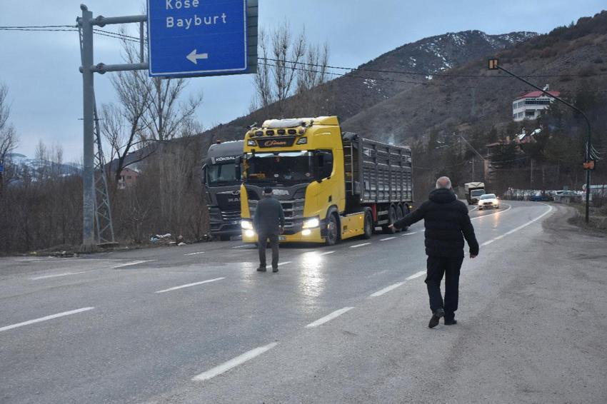 Gümüşhane-Bayburt arasındaki Geçit köyündeki hayırsever köylüler 18 yıldır yoldan geçenlere iftar veriyor