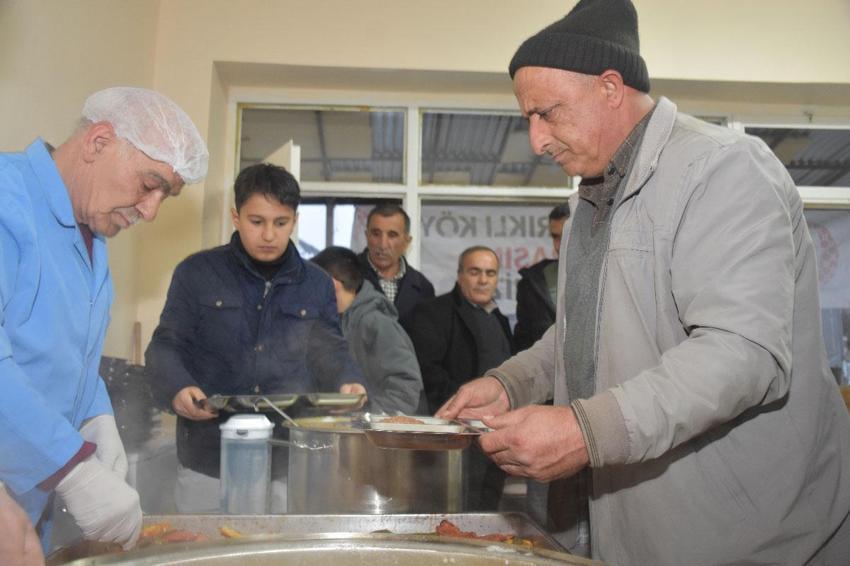 Gümüşhane-Bayburt arasındaki Geçit köyündeki hayırsever köylüler 18 yıldır yoldan geçenlere iftar veriyor