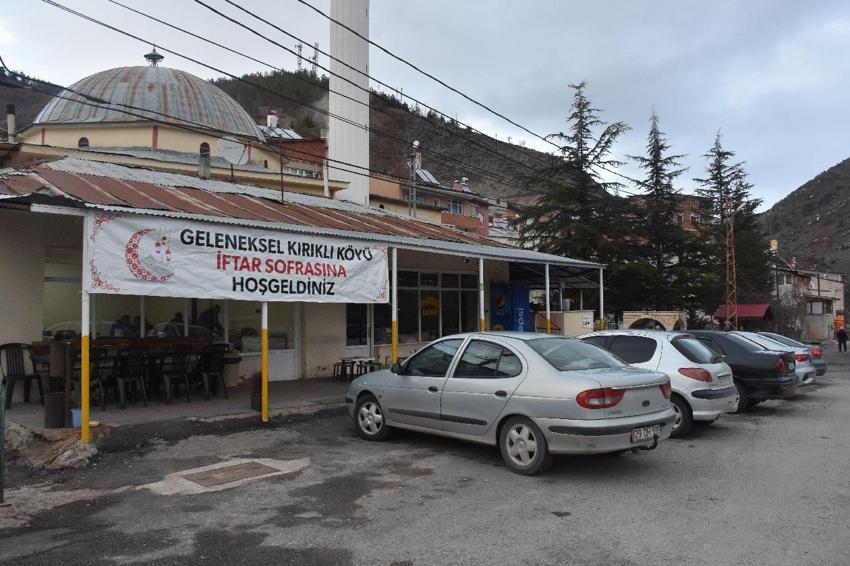 Gümüşhane-Bayburt arasındaki Geçit köyündeki hayırsever köylüler 18 yıldır yoldan geçenlere iftar veriyor