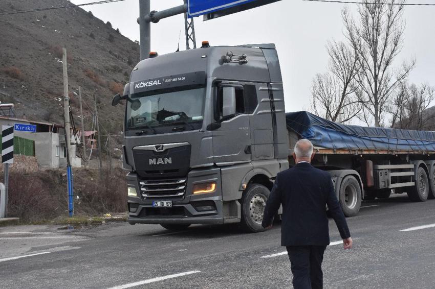 Gümüşhane-Bayburt arasındaki Geçit köyündeki hayırsever köylüler 18 yıldır yoldan geçenlere iftar veriyor