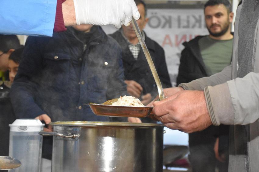Gümüşhane-Bayburt arasındaki Geçit köyündeki hayırsever köylüler 18 yıldır yoldan geçenlere iftar veriyor