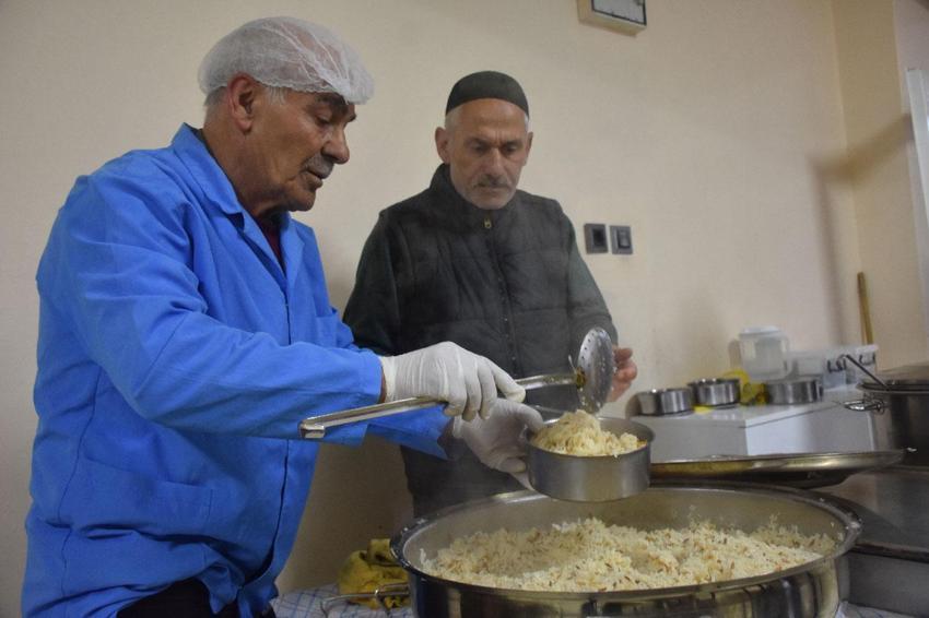 Gümüşhane-Bayburt arasındaki Geçit köyündeki hayırsever köylüler 18 yıldır yoldan geçenlere iftar veriyor