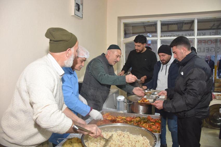 Gümüşhane-Bayburt arasındaki Geçit köyündeki hayırsever köylüler 18 yıldır yoldan geçenlere iftar veriyor